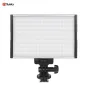 Bresser PT 15B LED bicolor panelis su juos raudonos ir baltu difuzoriu, įterptas į tiltamą flash shoe adaptorių, parodytas studijojo nuotraukoje.