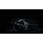 Canon EOS 850D DSLR fotoaparatas su EF-S 18-135mm f/3.5-5.6 IS USM objektyvu, matomas iš priekio ir viršaus, juodas korpusas, išsitemptas objektyvas įvairioms fotografijoms ir vaizdo įrašams