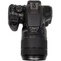 Canon EOS 850D DSLR su EF-S 18-135mm f/3.5-5.6 IS USM objektyvu, viršutinio ir galinio vaizdo, matoma valdymo panelė ir objektyvo detalės