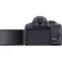 Canon EOS 850D DSLR fotoaparato užpakalinė ir viršutinė dalis su pasukamu liečiamu ekranu ir valdymo ratukais fotografavimo nustatymams