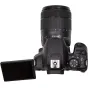 Canon EOS 850D DSLR kamera su EF-S 18-135mm f/3.5-5.6 IS USM objektyvu, viršutinė galinė vaizdas su lenktu skaitmeniniu ekranu ir objektyvo detalėmis