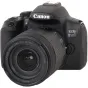 Canon EOS 850D DSLR fotoaparatas su EF-S 18-135mm f/3.5-5.6 IS USM objektyvu, priekio ir viršaus vaizdas, rodantis prekės ženklą, modelio pavadinimą ir objektyvo specifikacijas.