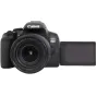 Canon EOS 850D DSLR fotoaparatas su EF-S 18-135mm f/3.5-5.6 IS USM zoominiu objektyvu, priekinis ir šoninis vaizdas su išskleistu objektyvu ir jutikliniu ekranu