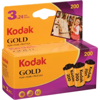 Kodak Gold 200 35mm Color Negative Film - 24 Exposures, ryškus pakuotės dizainas su trimis filmo ritinėliais ir gyvenimo stiliaus nuotrauka su vaiku ant karuselės. Kodak Gold 200 35mm Color Negative Film - 24 Exposures, ryškus pakuotės dizainas su trimis filmo ritinėliais ir gyvenimo stiliaus nuotrauka su vaiku ant karuselės.