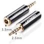 UGREEN 2.5mm į 3.5mm garso adapteris su auksu apdailintais jungtimis, abiejuose galuose matomi male ir female jungtys.