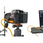 Hasselblad vidutinės matmenų kamera prijungta prie nešiojamojo kompiuterio per Tether Tools USB-C kabelį profesionaliam realaus laiko vaizdo ir failų perdavimui studijoje