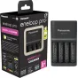 Panasonic Eneloop Pro greitas įkrovimo įrenginys BQ-CC55 su 4 iš anksto įkrautomis AA NiMH 2500 mAh baterijomis, juoda pakuotė, priekinis ir šoninis vaizdas