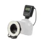 Meike FC-110 įrenginio lampa įkelta į Canon EOS objektivių lente, LED įvalda, įrenginio satūra su LCD ekranu į kairėje, tinkama beveikslės ir makro fotografijai