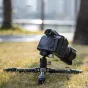 Fotopro P-2 Mini karboninis mini tripuodas su P-2H balo galvė, kompakti 3‑dalio konstrukcija ant sodos su Sony kamerą įtrauktų, rodant lengvas keliojas įrenginį