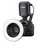 Godox ML150II Makro Ring Flash su susuktuvu kabeliu, prijungtu prie objektyvo, ir baltu difuzori makrofotografijai