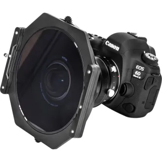 NiSi S6 filtravimo holderis su True Color polaizeriais, įterptas į Canon EOS 6D Mark II kamerą, turi oktogeinio aluminiu konstrukciją, du 150 mm filtų laukus ir rogžinį polaizerių Laowa 15mm F4.5 W‑Dreamer lentei