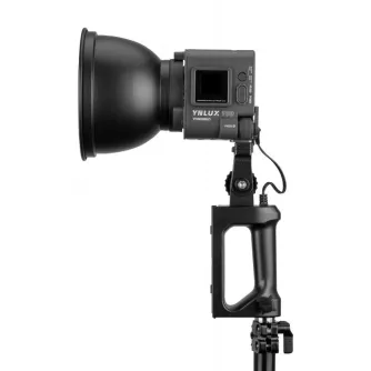 Yongnuo LUX100 LED lampa komplektas su barno‑dveriu difuzoru ir ergonominis ranka, įtraukta į stovybę, prieplaujama baltu fona