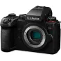 Panasonic LUMIX G9II bezzidinio kameros korpusas priekinis vaizdas su atidarytu objektyvo tvirtinimu ir viršutiniais valdymo ratukais