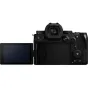 Panasonic LUMIX S5 Mark II su 24-105mm objektyvu iš galinės pusės