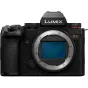 Priekinis juodos Panasonic Lumix S5 II bežkartelės kameros vaizdas su sidabriniu objektyvo tvirtinimu, matomu mėlynu jutikliu, tekstūruotu rankena ir modelio žymėjimu S5II ant korpuso.