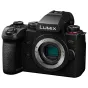 Panasonic LUMIX G9II beobjektyvė kameros korpusas, priekinis vaizdas be objektyvo, juodas tekstūruotas rankena, LUMIX logotipas ir G9II ženklas, viršutiniai valdikliai ir jutiklis matomi