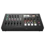 Roland SR-20HD Tiesioginės transliacijos AV mikseris su LCD ekranu, rodančiu tiesioginę vaizdo transliaciją, keliais valdymo rankenėlėmis, slankikliais ir mygtukais. Priekinėje panelėje matomi įvesties/išvesties prievadai, įskai