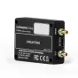 Atomos AtomX Ultrasync One belaidis timecode transmisijos įrenginys su auksiniais jungtimis, pažymėtais 'SYNC', 'USB 5V' ir 'LTC', kompaktiškas dizainas ir tvirtinimo skylės.