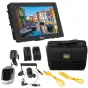 Ikan Saga 7 High Bright Monitor Deluxe Kit, rodantis spalvingą kanalo sceną su valtimis ir pastatais, apima baterijų plokštes, susuktą HDMI kabelį, kampinį SDI kabelį, P-TAP į Mini-XLR garso kabelį, DV baterijų įkroviklį ir du g