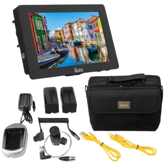 Ikan Saga 7 High Bright Monitor Deluxe Kit, rodantis spalvingą kanalo sceną su valtimis ir pastatais, apima baterijų plokštes, susuktą HDMI kabelį, kampinį SDI kabelį, P-TAP į Mini-XLR garso kabelį, DV baterijų įkroviklį ir du g Ikan Saga 7 High Bright Monitor Deluxe Kit, rodantis spalvingą kanalo sceną su valtimis ir pastatais, apima baterijų plokštes, susuktą HDMI kabelį, kampinį SDI kabelį, P-TAP į Mini-XLR garso kabelį, DV baterijų įkroviklį ir du g