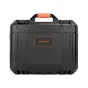 Sunnylife saugojimo krepšys DJI Mini 4 Pro - tvirtas kietos dėžės su oranžine rankena ir logotipu, su tekstūruota paviršiumi ir ventiliacijos angomis.