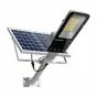 Superfire FF5-A saulės lempa 63W 500lm su 5000mAh baterija, IP65, sumontuota ant baltos stovo su pritvirtintu saulės paneliu ir laikikliu
