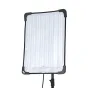 Falcon Eyes Flexibel RGB LED panelis RX-718 III-K1 62x47 cm, montuotas ant juodo stovo, su LED tinkleliu, juodais kampiniais laikikliais ir matomu maitinimo kabeliu, demonstruojantis apšviestą LED tinklelį ir lanksčią konstrukci
