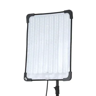 Falcon Eyes Flexibel RGB LED panelis RX-718 III-K1 62x47 cm, montuotas ant juodo stovo, su LED tinkleliu, juodais kampiniais laikikliais ir matomu maitinimo kabeliu, demonstruojantis apšviestą LED tinklelį ir lanksčią konstrukci