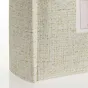 Zep Photo Album NKW4620 slip-in 200 nuotraukų 10x15 cm su tekstūru iškilusiu viršeliu ir langeliu asmeninei nuotraukai, matomas iš šono ir priekio.