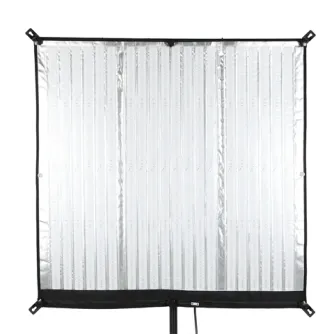 Falcon Eyes RX-120TDX III-K1 116x117 cm LED panelė su juodu rėmu, sidabrine atspindinčia paviršiumi ir valdymo pultu apačioje.