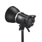 Godox MS200V-D Trio Studio Flash Kits su dideliu juodu difuzoriumi, skaitmeniniu ekranu, valdymo mygtukais ir rankena, komplekte softbox, skėtis, reflektorius ir nešiojimo krepšys.