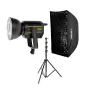 Godox VL150 LED vaizdo šviesa su Bowens tvirtinimu ant juodo stovo, kartu su Caruba Matte Zilver Strip Softbox 60x90cm su tinkleliu ir siuvinėta juoda medžiaga su baltu 'CARUBA' logotipu, priešais paprastą baltą foną.