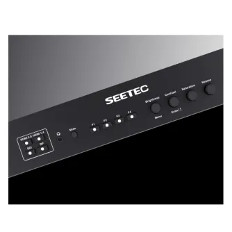 Artimas planas Feelworld Seetec 21,5" 4K transliacijos monitoriaus su priekiniais valdymo mygtukais, HDMI ir 3G-SDI prievadais, LED indikatorių, montuojamo ant metalinio korpuso su V-mount plokšte.