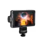 Viltrox DC-550 Pro 5,25 colio 4K HDMI jutiklinis ekranas su reguliuojamu stovu, rodantis aukštos raiškos dykumos sceną su dangaus kūnu.