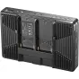 Godox GM7S 7 4K HDMI Ultra Bright On-Camera Monitor su dviem baterijų slotais, ventiliacijos grotelėmis ir pažymėtais prievadais, įskaitant HDMI, USB-C ir maitinimo įėjimus.