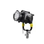 Godox MG1200Bi Bi-color LED šviesa, sumontuota ant sidabrinio stovo su juodu laikikliu ir geltonais tvirtinimais, su dideliu apvaliu difuzoriumi ir valdymo mygtukais gale.