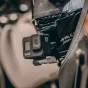 Falcam F22 quick‑release klipas, laikantis GoPro HERO8 Black kamerą ant motociklo šalmo, rodomas tvirtinimo šoninis vaizdas ir saugus pritvirtinimas.