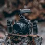 Falcam F22 Quick Release Camera Cage V2 Sony A7M4 su viršutiniu ir šoniniu rankenomis ant akmeninės vietos