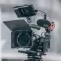 Falcam F22/F38/F50 horizontali-vertikaliai greito atleidimo pusapvalis rėmas ant kameros, su viršutine anglies pluošto plokšte, šoniniu rankena ir montuojamu Rode mikrofonu su vėjo apsauga, idealiai tinka greitai keisti režimus.