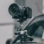 Falcam F22/F38/F50 horizontaliu į vertikalią greitą leidimą circular half cage, sumontuota ant Sony Alpha kameros su dideliu priartinimo objektyvu, matomas priekinis vaizdas su suction cup baze