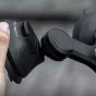 Artimas PGYTECH CapLock siurbimo puodelio pagrindas su reguliuojamu rutuliniu jungtimi, ranka laiko jį ir mėlyna rodyklė rodo sukimosi kryptį.