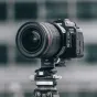 Falcam F22&F38&F50 Horizontal-To-Vertical Quick Release Circular Half Cage, sumontuotas ant Canon EOS R6, leidžia lengvai keisti horizontalią ir vertikalią fotografiją su priedų suderinamumu.