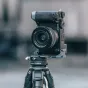 Falcam F22 F38 F50 greito leidimo L-bracketas, pritvirtintas prie Sony A7C kameros ant stovo, akcentuojant aliuminio konstrukciją ir lengvą prieigą prie mygtukų.