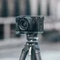 Falcam F22 & F38 & F50 greito atleidimo apatinė plokštė Sony A7C, sumontuota ant trikojų su matomais varžtais ir užrakinimo tarpikliais.