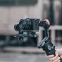 Falcam F22 Quick Release Bottom Plate ant Sony A7C, sumontuota ant gimbal stabilizatoriaus su cirkuliniu puskučiu ir rankos diržo skylėmis
