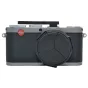 Kiwi CR-X1 Custom Mechanical Cable Release Adapter pritvirtintas prie Leica X1 kameros su elegantišku dizainu ir raudonu Leica logotipu.