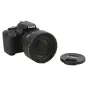 Canon kamera su JJC EW-83L objektyvo gaubtu, objektyvo dangtelis atskirai dešinėje.
