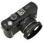 Panasonic Lumix G1 kamera su JJC LH-46GFII objektyvo gaubtu, pritvirtintu prie 14 mm objektyvo, viršaus ir šono vaizdai, matomos gaubto detalės