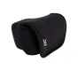 JJC Neoprene Camera Pouch OC-F2BK - Juodas neopreno kameros dėklas su Velcro uždarymu, elastinga medžiaga ir siuvimo detalės, šiek tiek atidarytas, kad atskleistų vidų.