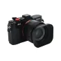 JJC LHP-1II objektyvo gaubtas Sony RX1 kompaktiškai kamerai, kampu vaizdas, rodantis priekinio objektyvo ir kameros korpuso detales